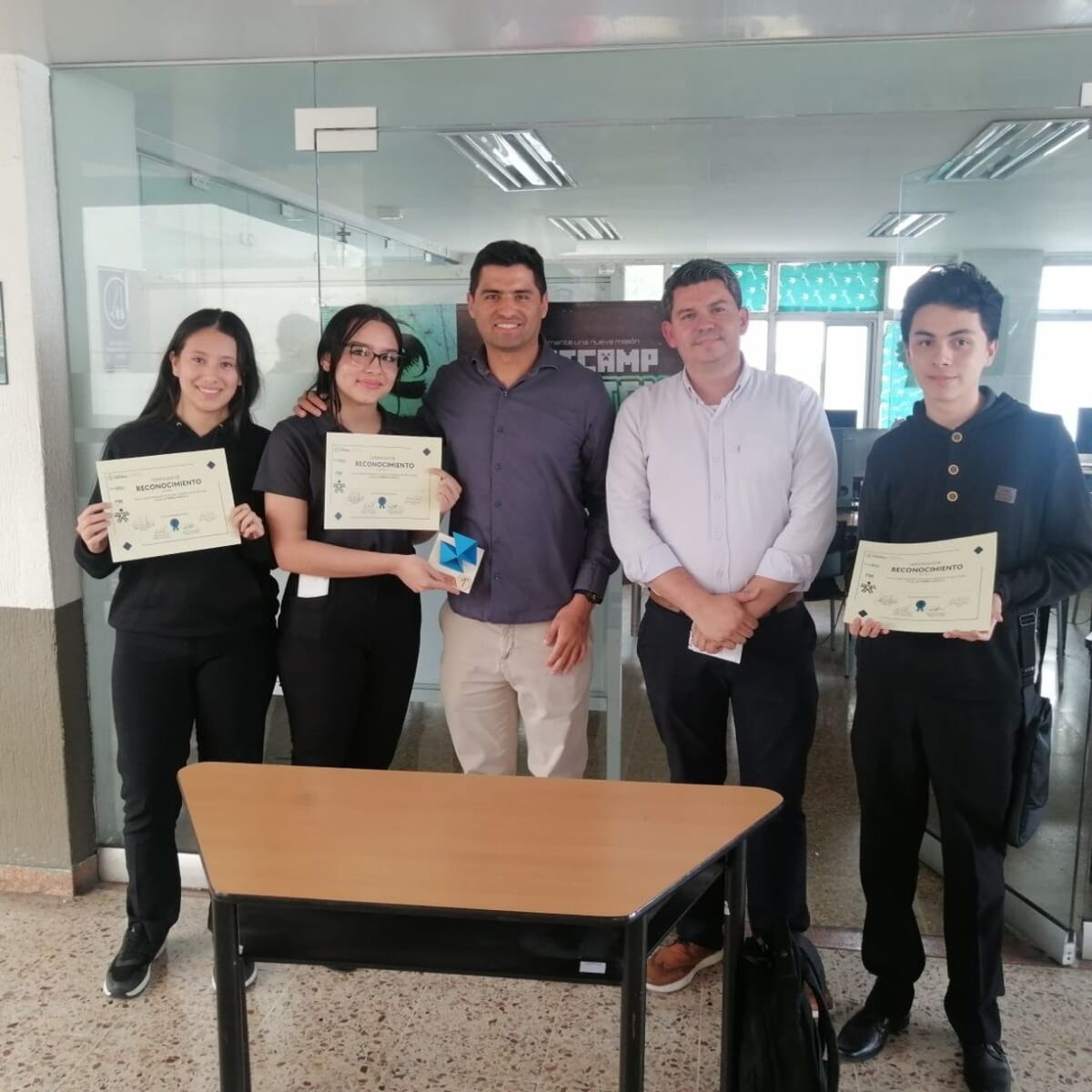 Entrega de certificados en bootcamp de tecnología